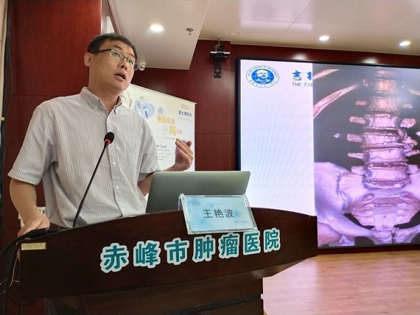 王艷波教授向學員們分享了他對泌尿系統結石診療的心得和體會.jpg