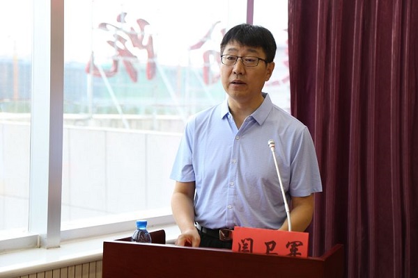 多倫縣人民醫院閆衛軍院長主持會議.jpg