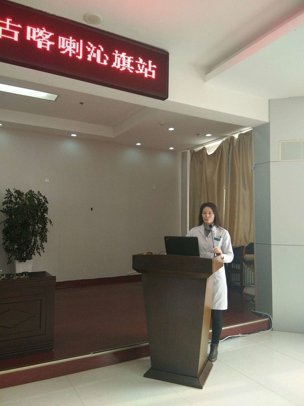 董淑英護士長進行學術講座.jpg